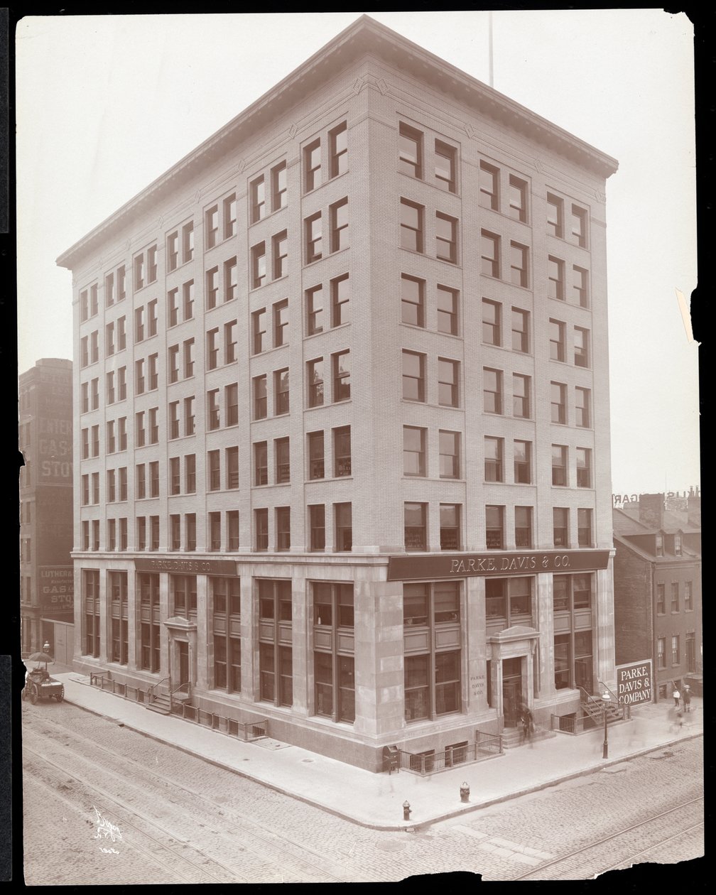 Parke，Davis und Co.大楼，Hudson und Vestry Streets，纽约，1910（银色明胶印刷）的外观 作者 拜伦公司