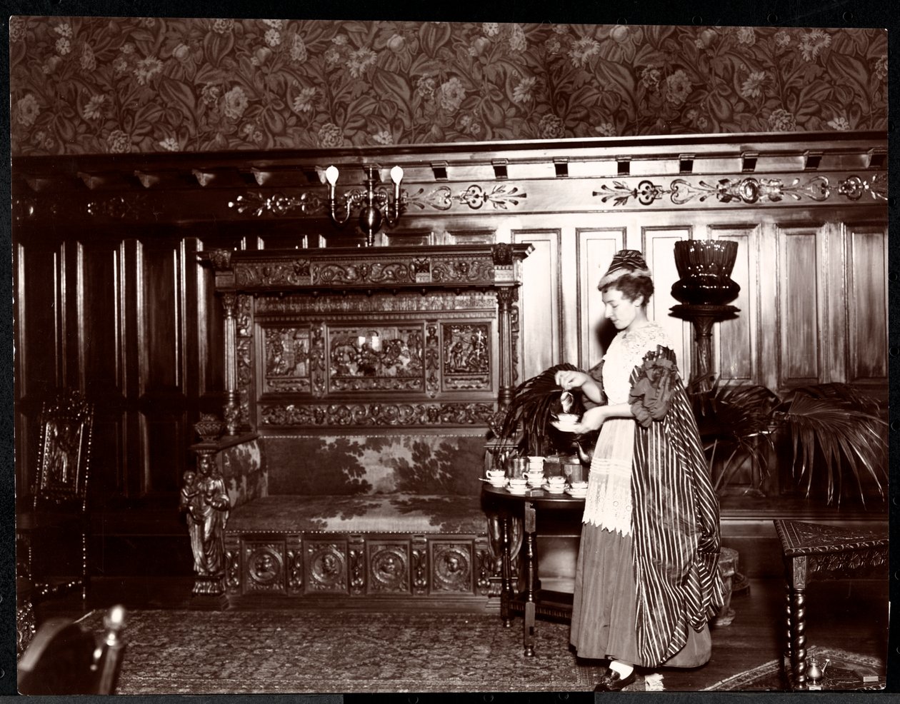 客人在Hotel Marie Antoinette酒店（1895年或1896年）享用茶（银色明胶印刷） 作者 拜伦公司