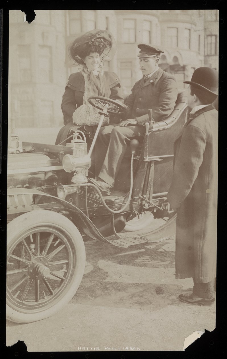 哈蒂·威廉姆斯坐在纽约市的第一辆汽车，纽约，1890年至1910年（银色明胶印刷品）坐着司机 作者 拜伦公司