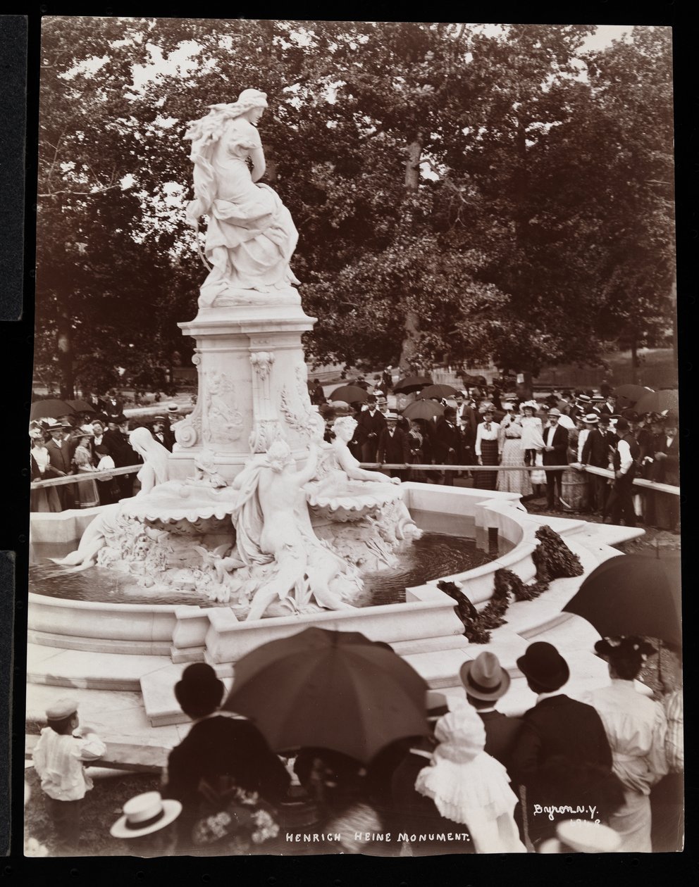 海因里希·海涅纪念碑（Lorelei Fountain）和人群出席1899年纽约布朗克斯大广场和第164街（银色明胶印刷） 作者 拜伦公司