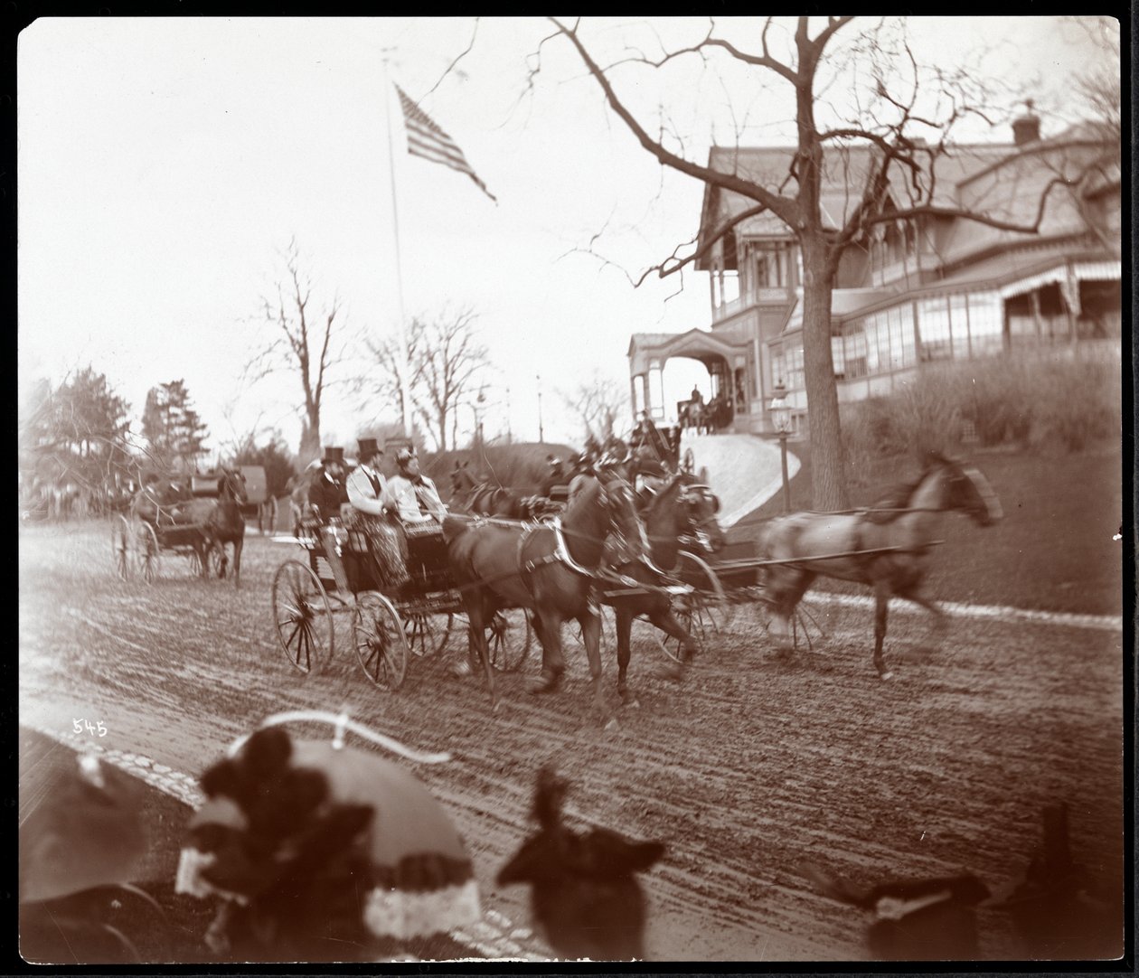 纽约Claremont Inn酒店前面的Riverside Drive上的Horsedrawn车厢，c.1895（银色明胶印刷） 作者 拜伦公司