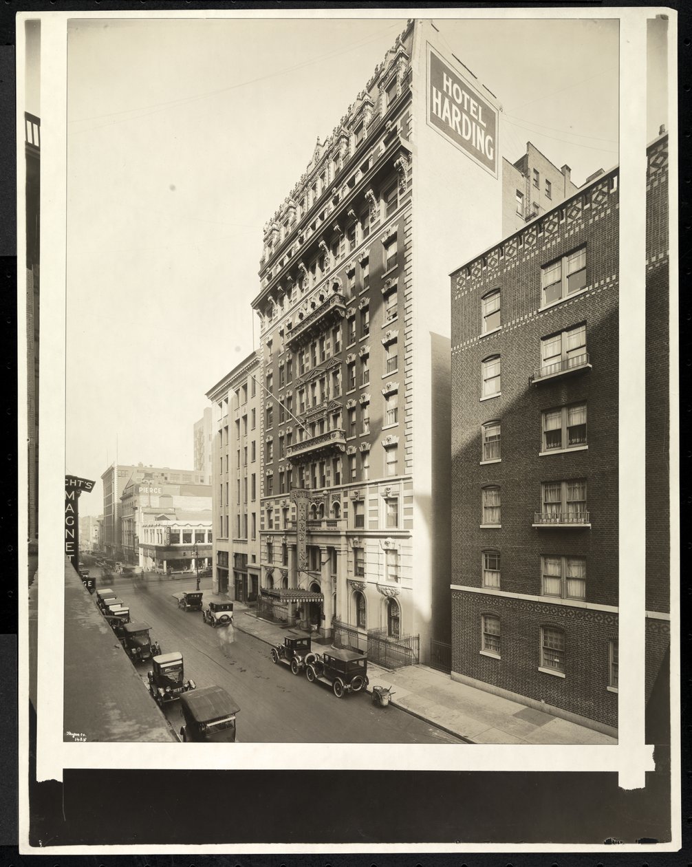 Hotel Harding酒店位于纽约第55街和百老汇，1921年（银色明胶印刷） 作者 拜伦公司