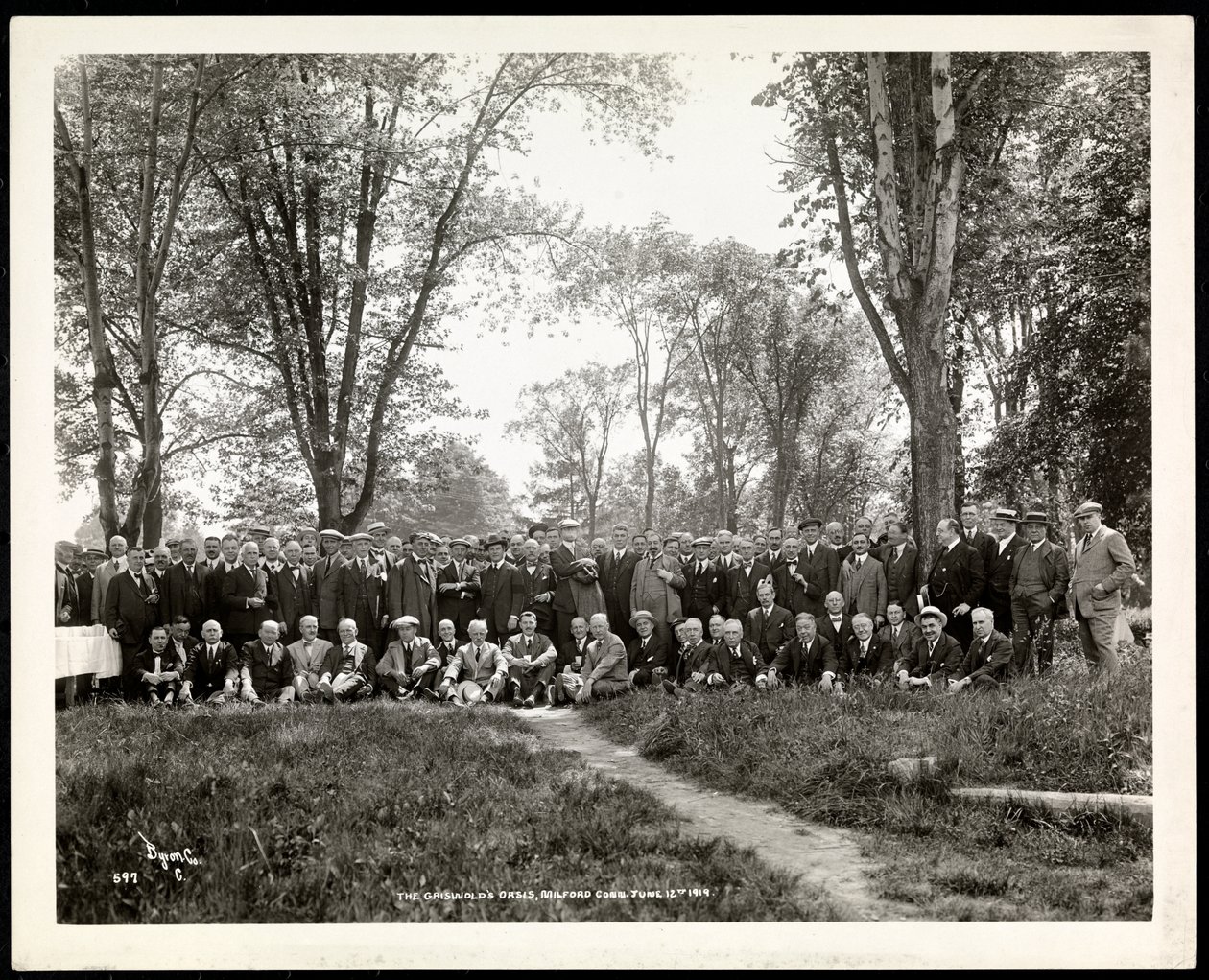 The Griswold&39;s Oasis，Milford，Conneticut，1919年6月12日（银色明胶印刷）的酒店经理 作者 拜伦公司