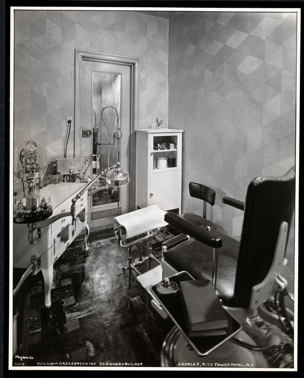 丽思卡尔顿酒店，公园大道和第57街，纽约，1932年丽思美容院的查尔斯手足病房的内部视图（银色明胶打印） 作者 拜伦公司