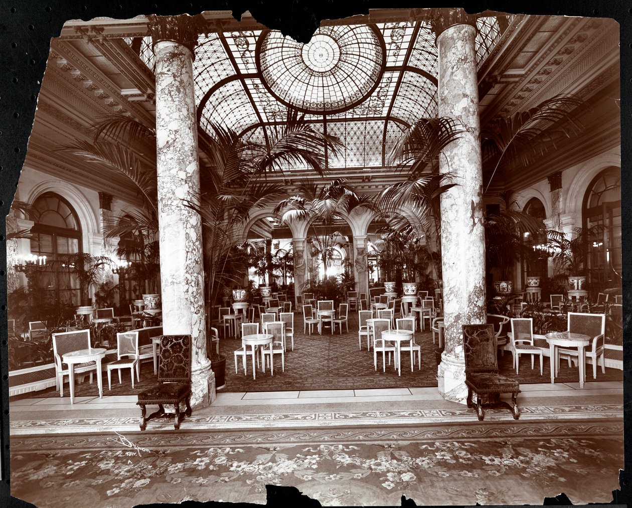 广场酒店休息室，c.1907（银色明胶印刷） 作者 拜伦公司