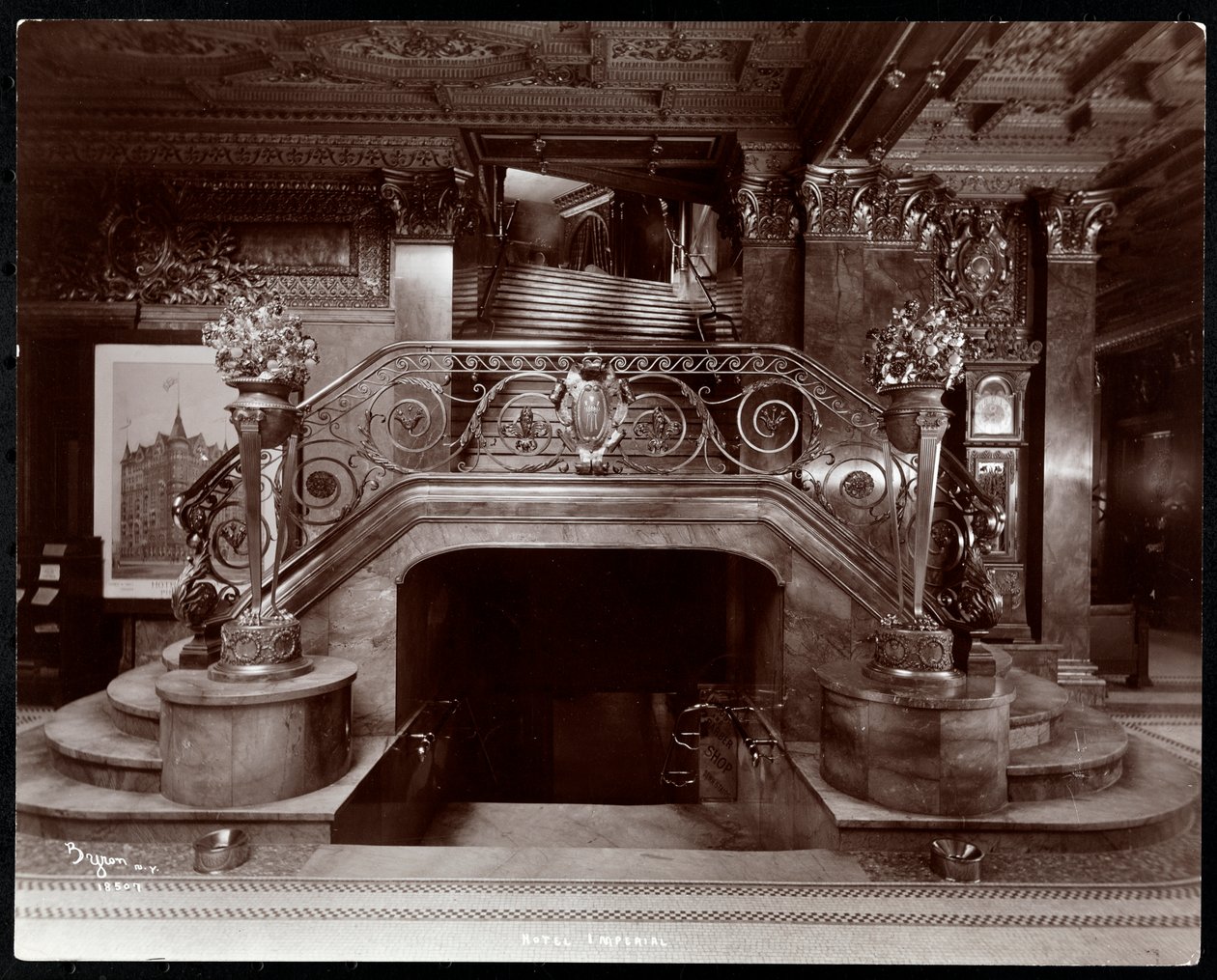 Hotel Imperial酒店大堂的主楼梯，1904年（银色明胶印刷） 作者 拜伦公司
