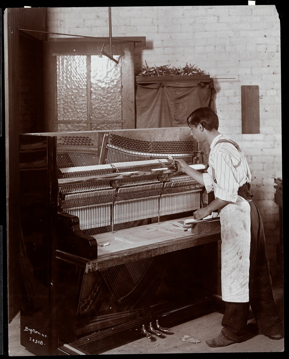 男人在Hardman，Peck und Co.钢琴厂工作，纽约，1907年（银色明胶印刷） 作者 拜伦公司