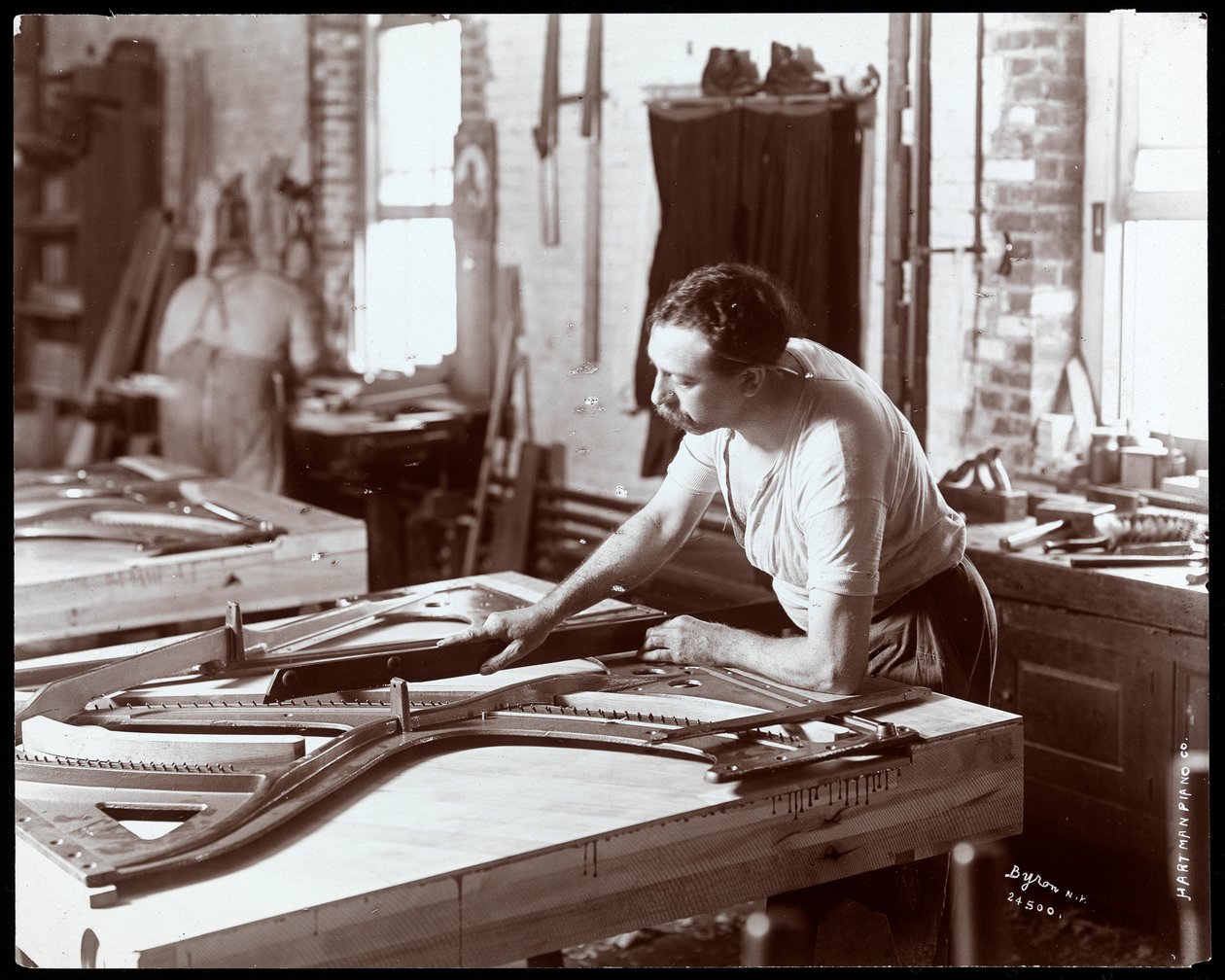 男人在Hardman，Peck und Co.钢琴厂工作，纽约，1907年（银色明胶印刷） 作者 拜伦公司