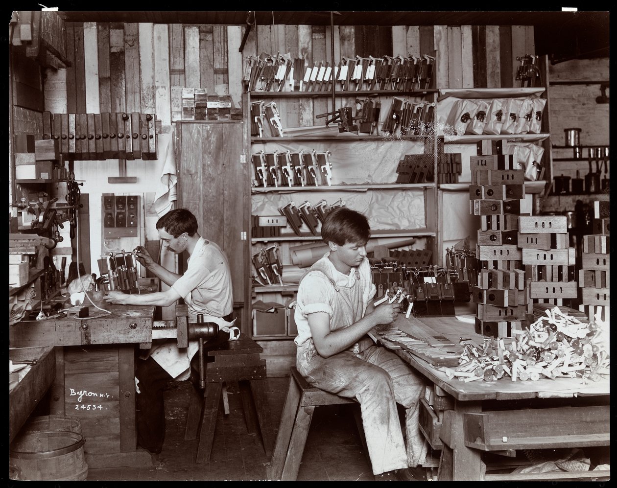 男士在Hardman，Peck und Co.钢琴厂工作，纽约，1907年（银色明胶印刷） 作者 拜伦公司