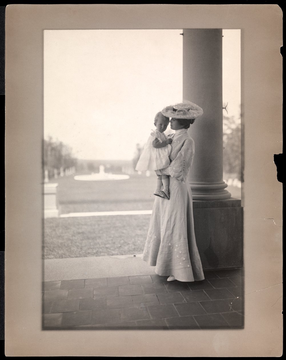Clarence Mackay夫人和1898年至1910年长岛海港山门廊的孩子（白金版） 作者 拜伦公司