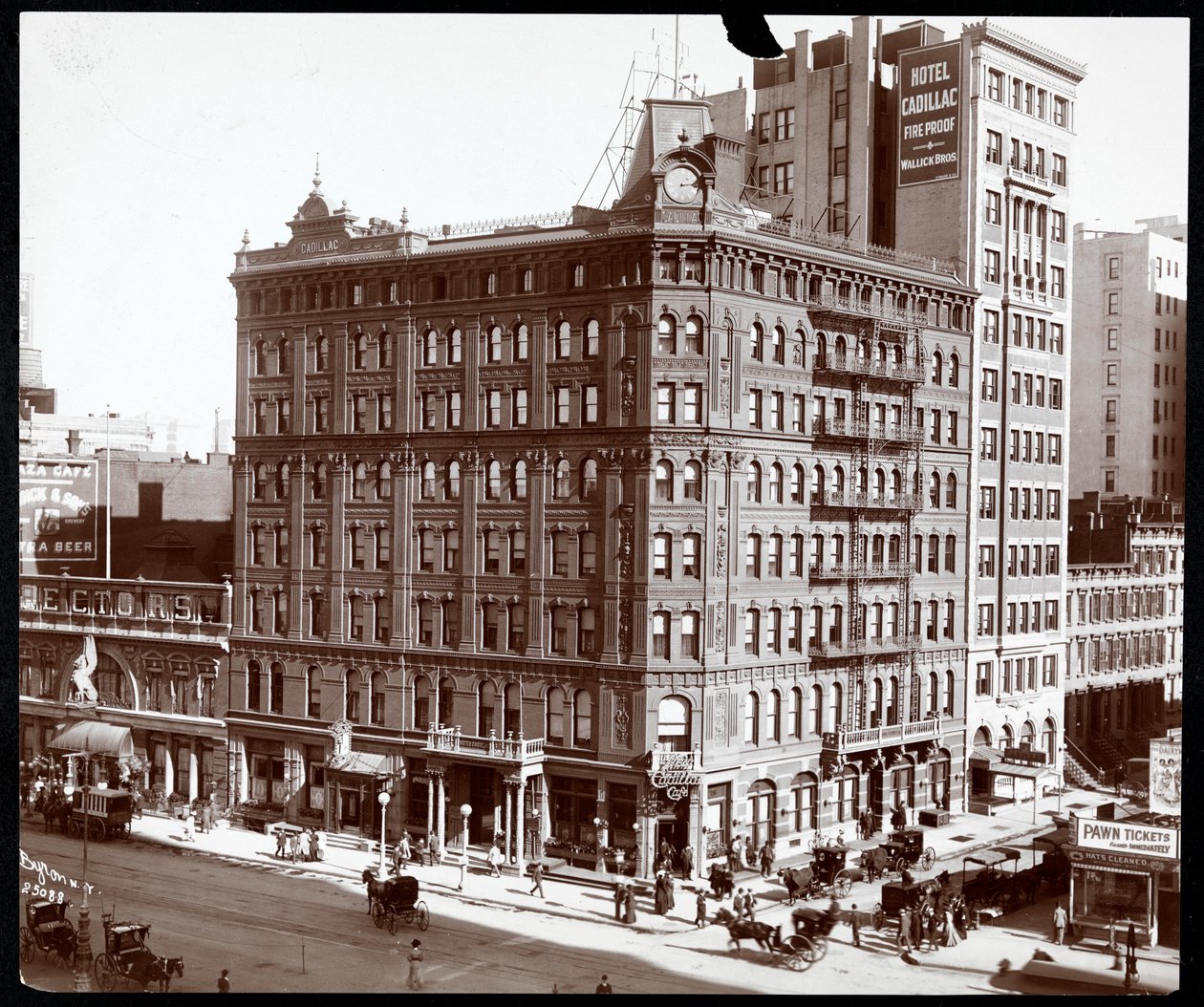 1907年纽约百老汇和第43街凯迪拉克酒店的东北角（银色明胶印刷） 作者 拜伦公司