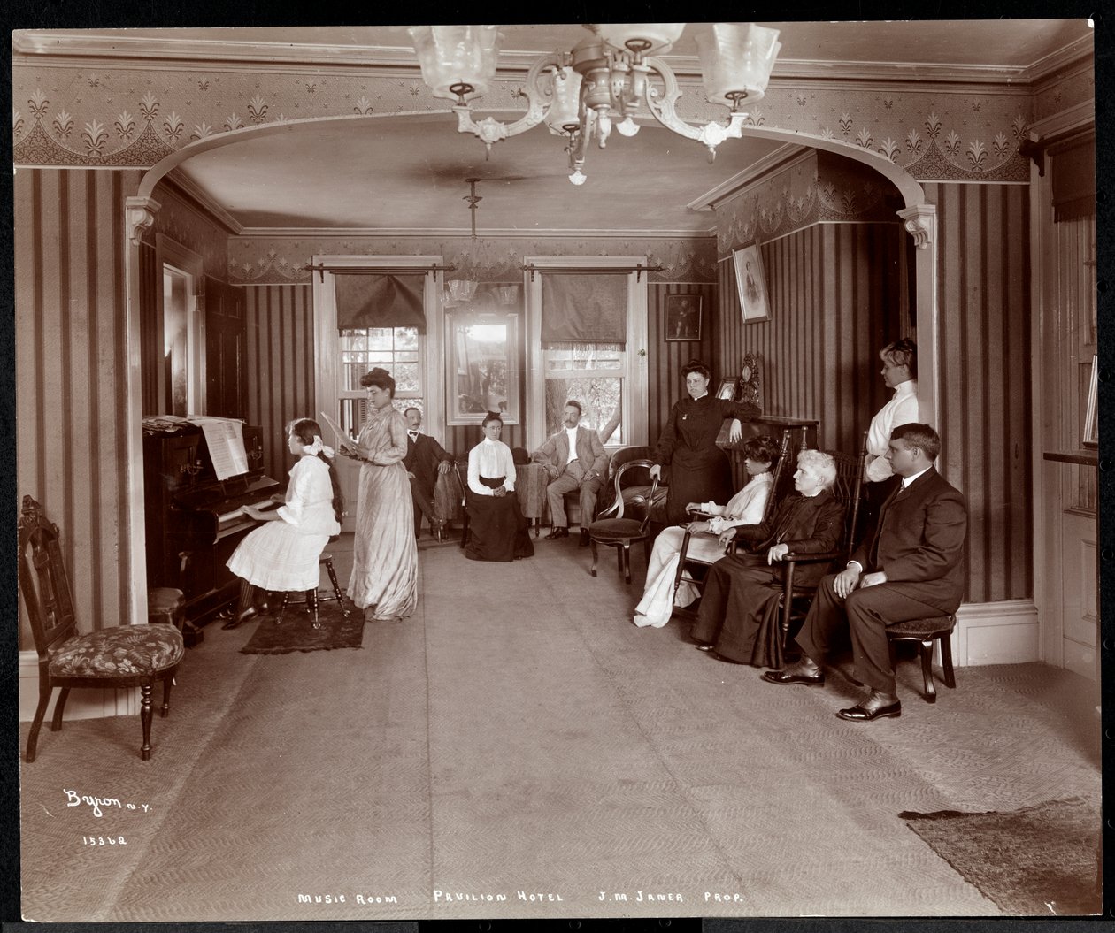 1903年，新泽西州雷德班的Janer&39;s Pavilion酒店音乐室演奏（银色明胶印刷） 作者 拜伦公司