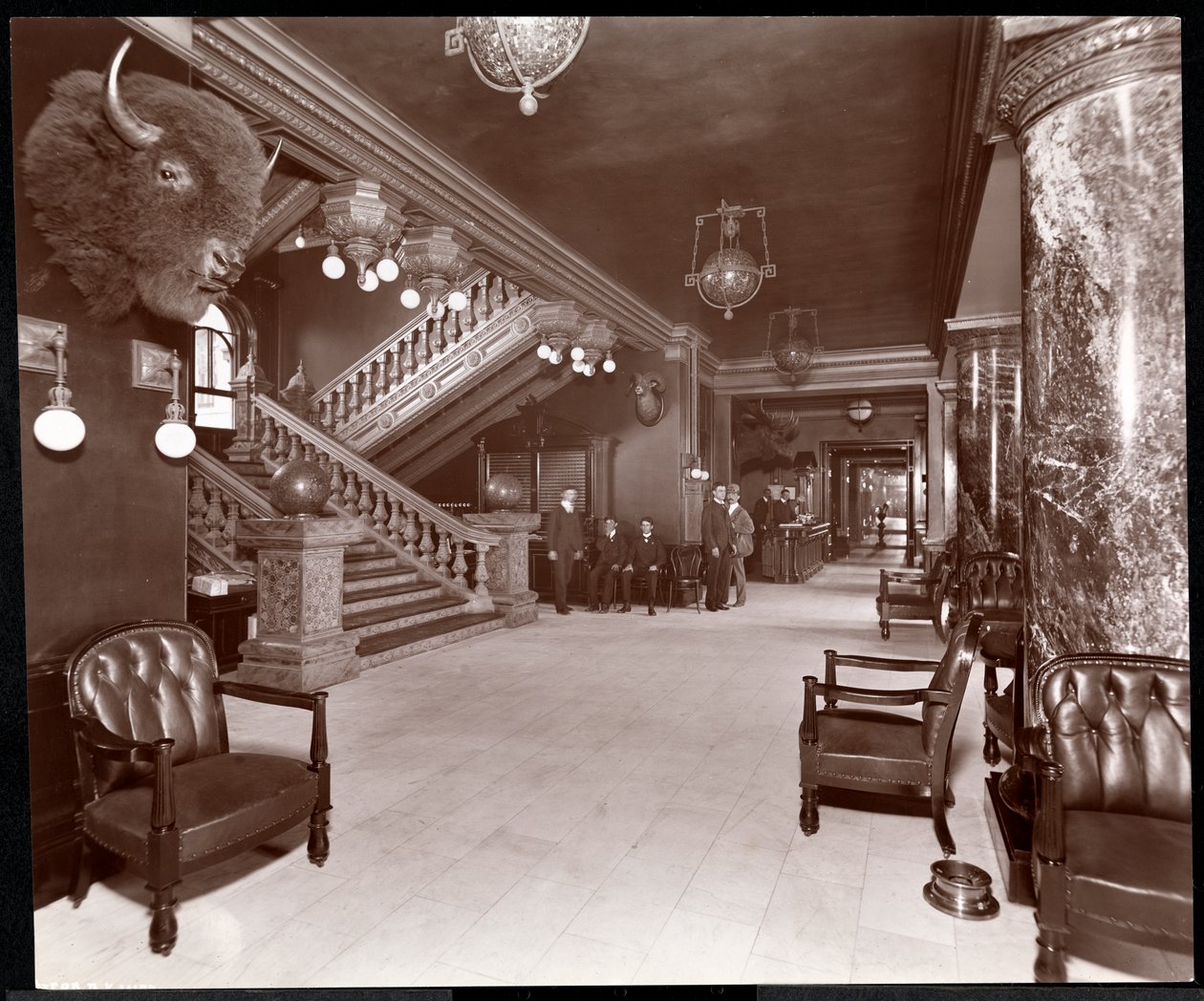 公园大道酒店的楼梯和大堂，1901年或1902年（银色明胶印刷） 作者 拜伦公司