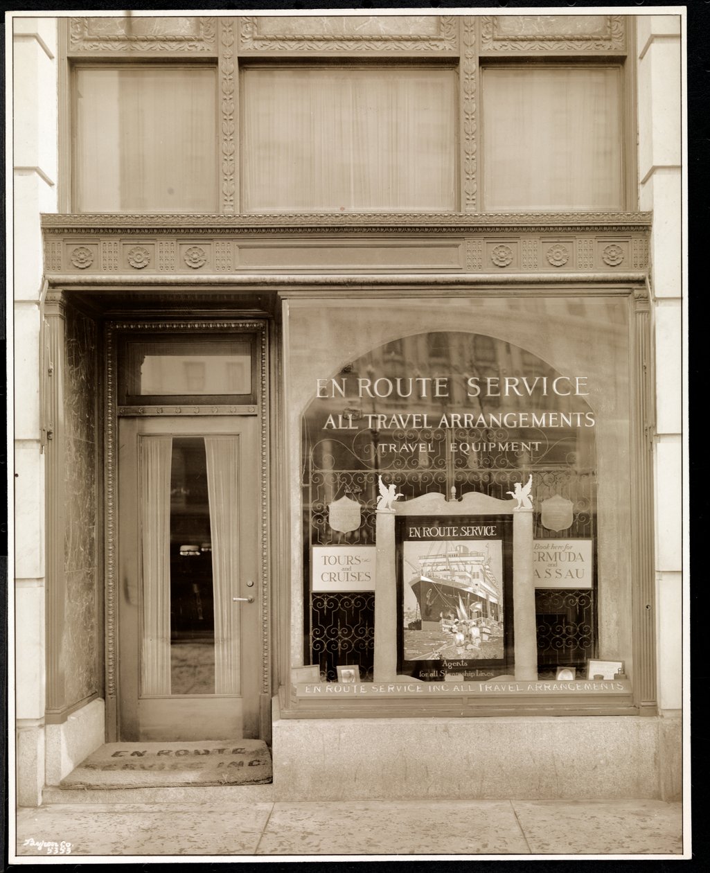En Route Service，Inc。的店面，位于纽约第59街和第五大道萨沃伊广场酒店，1928年（银色明胶印刷） 作者 拜伦公司