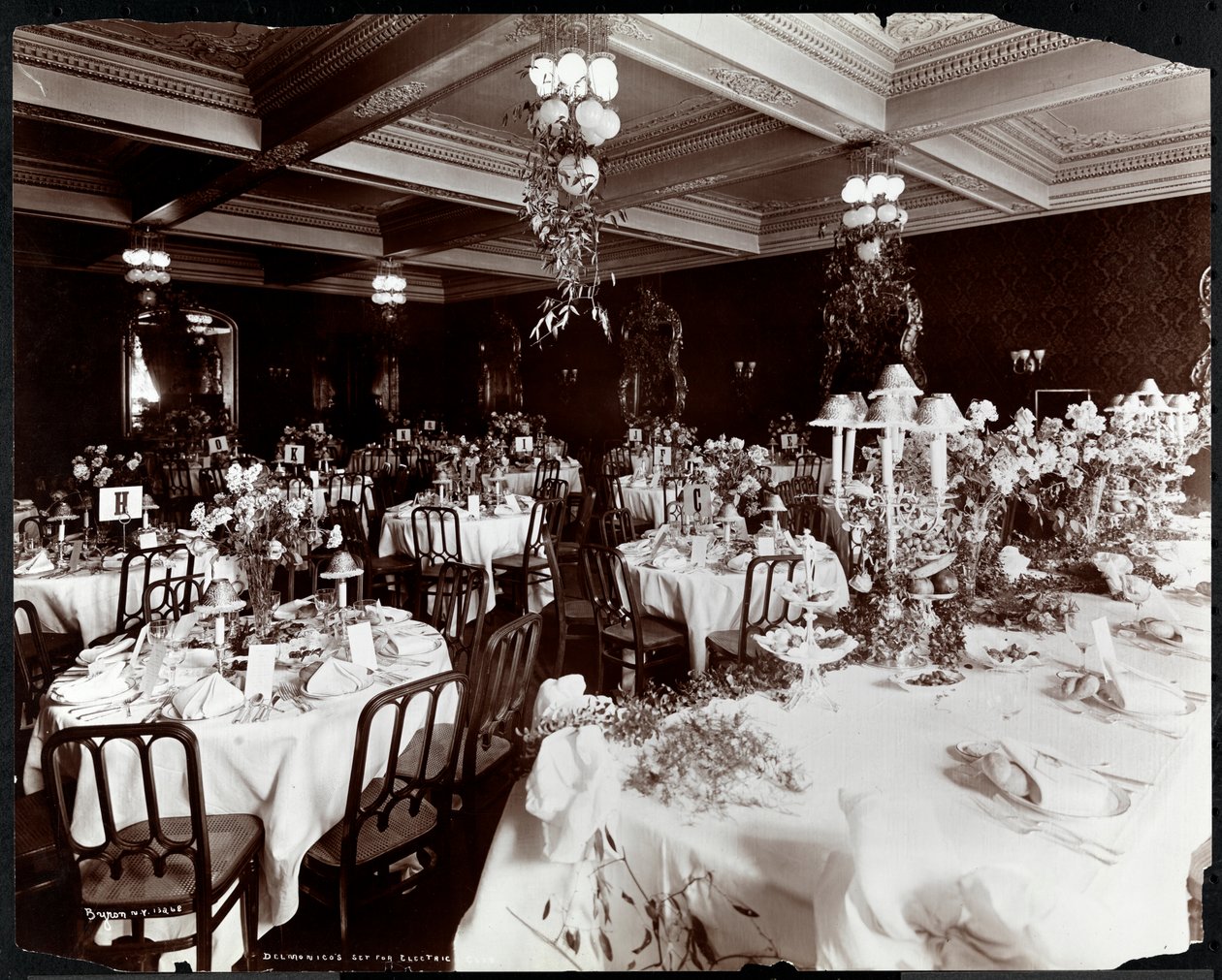1902年Hotel Delmonico酒店的电子俱乐部宴会桌（银色明胶印刷） 作者 拜伦公司