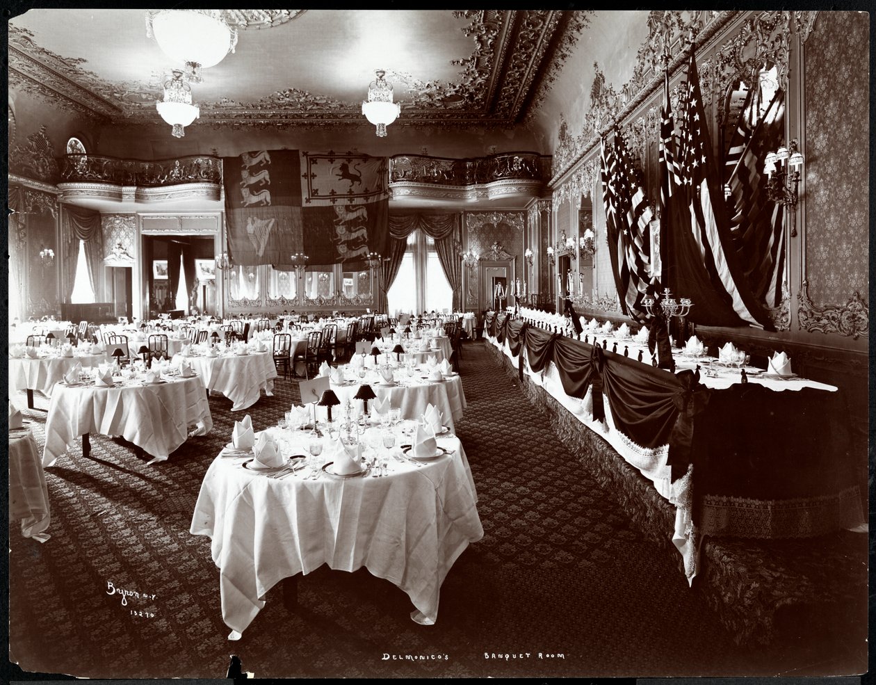 1902年Hotel Delmonico宴会厅的桌子（银色明胶印刷） 作者 拜伦公司