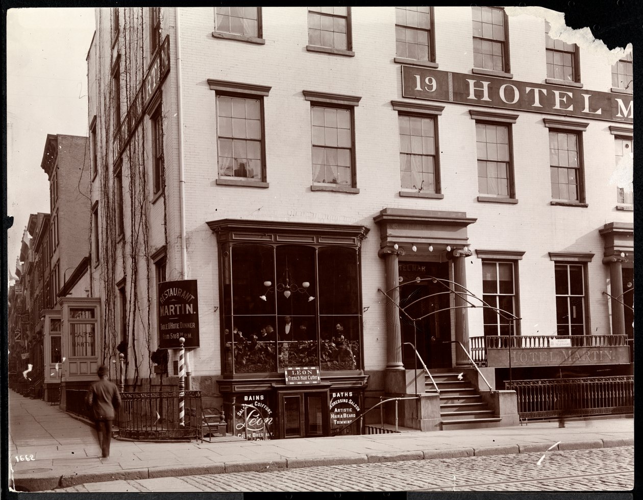 The Hotel Martin at 19 Lafayette Place，New York，1896（银色明胶印刷） 作者 拜伦公司