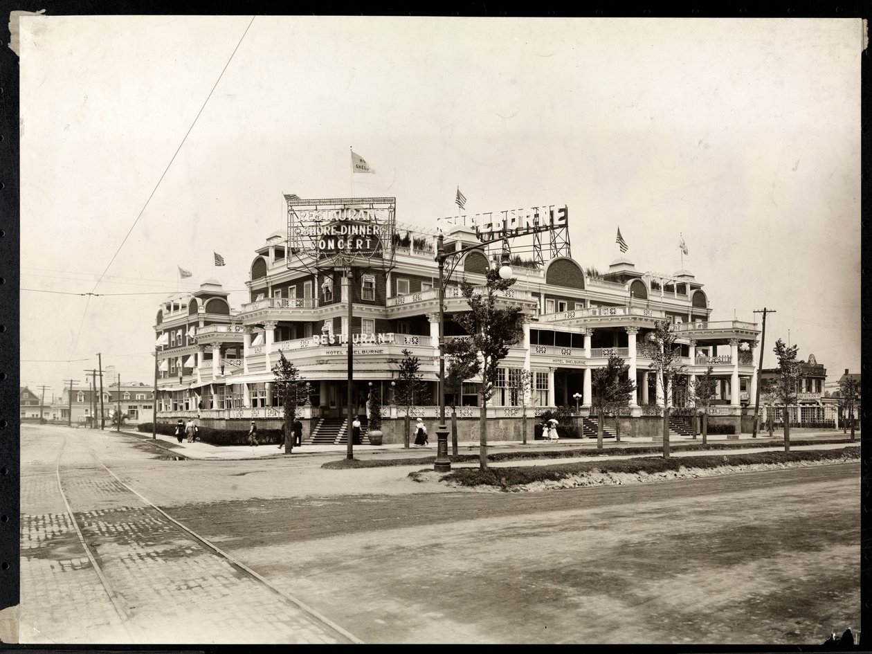 Hotel Shelburne at Sea Breeze Avenue and Ocean Parkway，Coney Island，New York，c.1913（silver gelatin print） 作者 拜伦公司