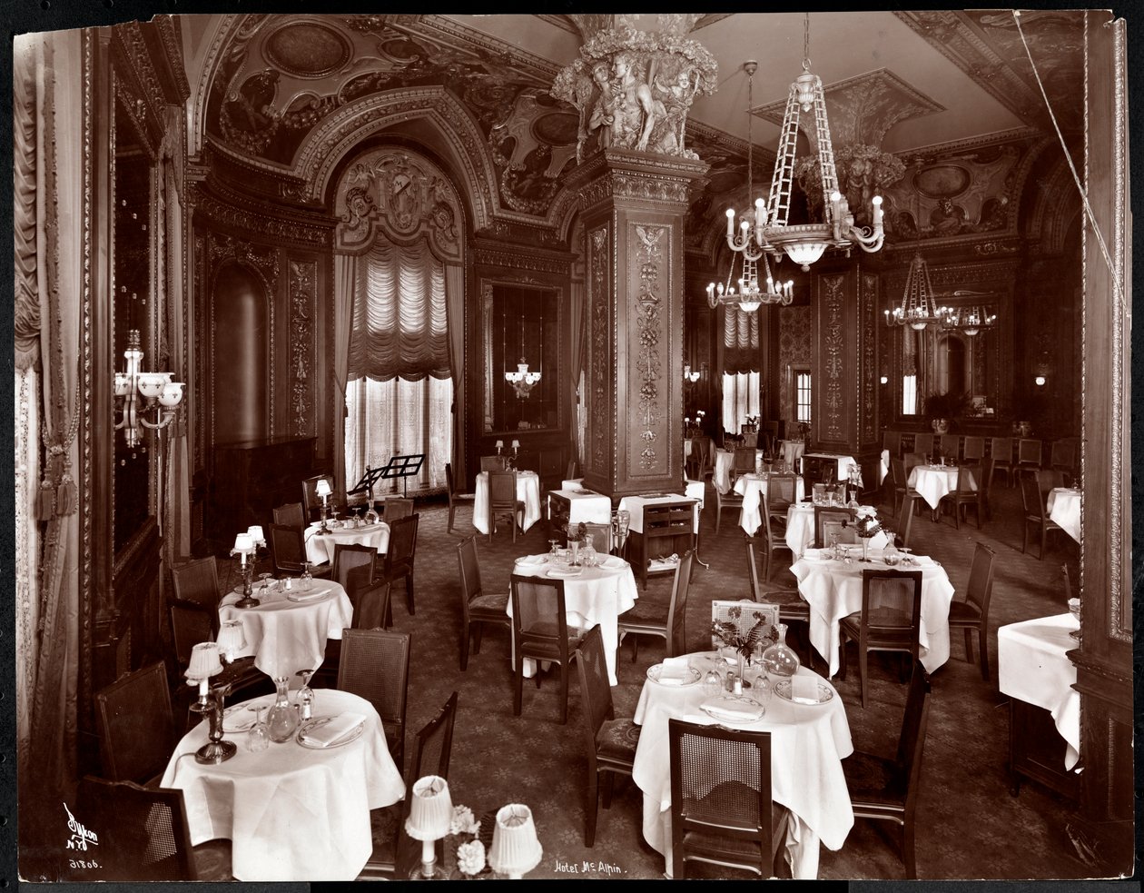 1913年Hotel McAlpin酒店的女士咖啡厅（银色明胶印刷） 作者 拜伦公司