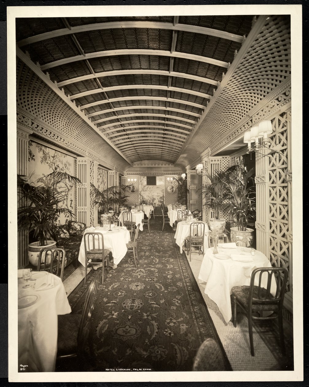 Hotel Lorraine酒店的Palm Room餐厅，1923年（银色明胶印刷） 作者 拜伦公司