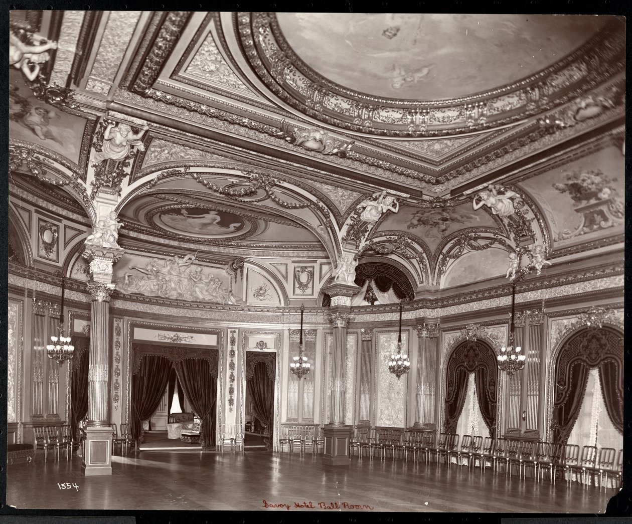 Hotel Savoy酒店的宴会厅，c.1895-96（银色明胶印刷） 作者 拜伦公司