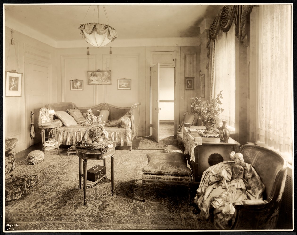 1925年Hotel Majestic酒店1047套房的客厅（银色明胶印刷） 作者 拜伦公司