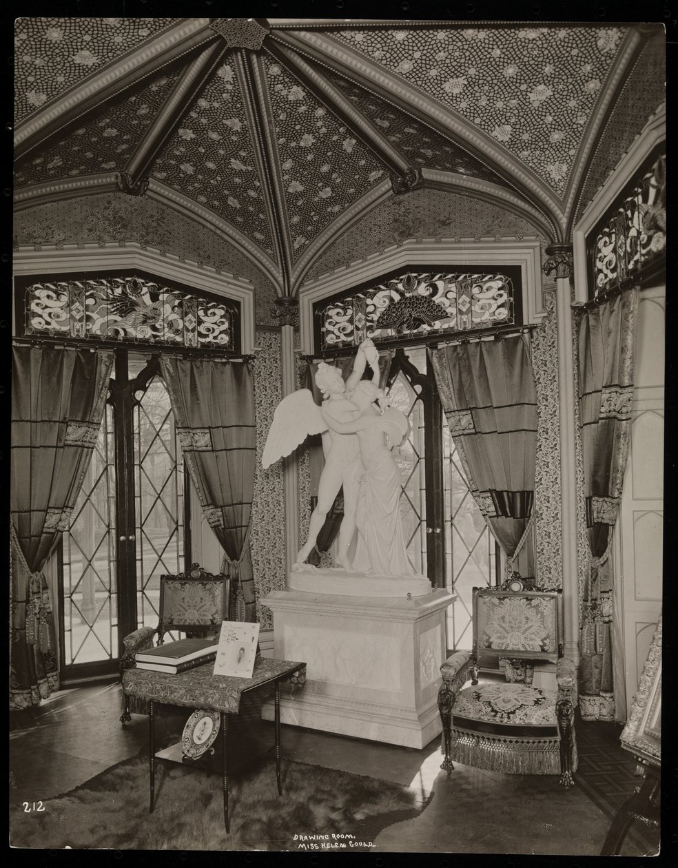 Helen Gould庄园（已故杰伊古尔德住所）的客厅，位于纽约Tarrytown，1893-94（银色明胶印刷） 作者 拜伦公司