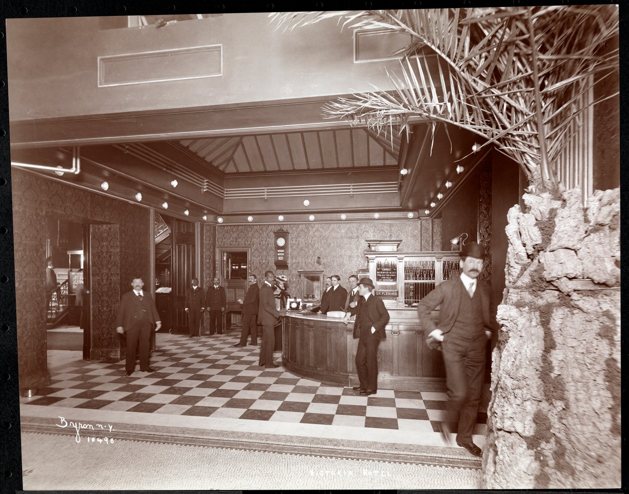 维多利亚酒店的大堂和登记处，1900或1901年（银色明胶印刷） 作者 拜伦公司