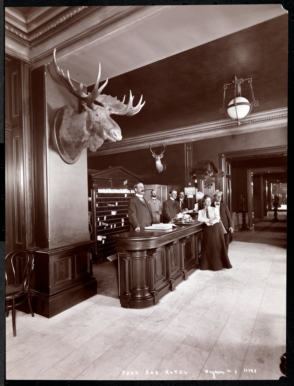 公园大道酒店的大堂和登记处，1901年或1902年（银色明胶印刷） 作者 拜伦公司