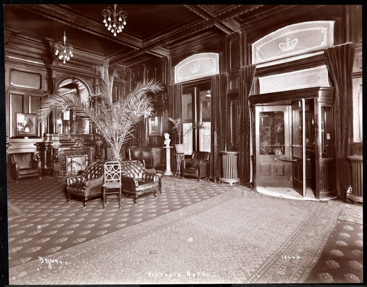 维多利亚酒店的大堂，1901年或1902年（银色明胶印刷） 作者 拜伦公司