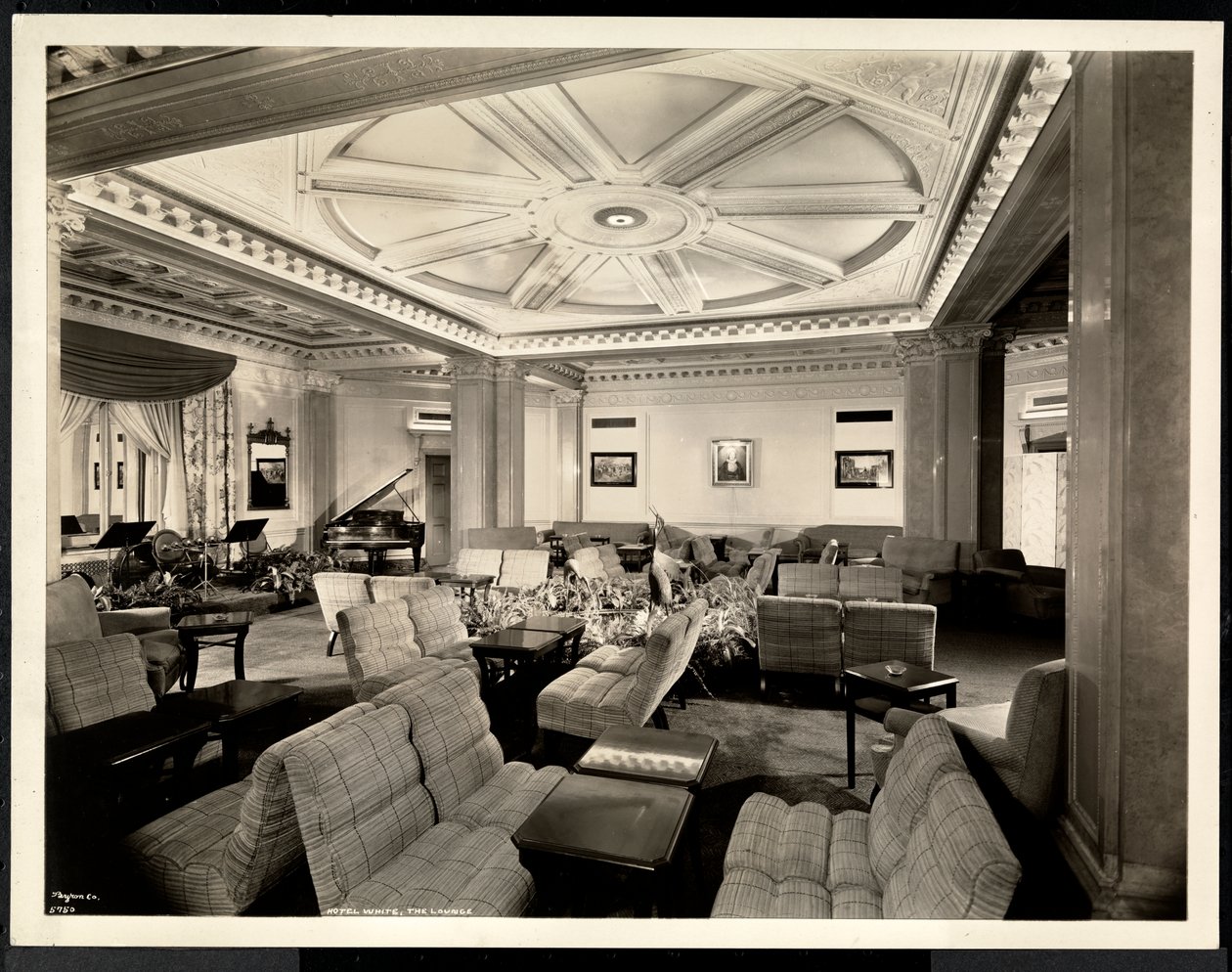 1937年3月8日，酒店位于纽约州第37街和列克星敦的Hotel White酒店东侧（银色明胶印刷） 作者 拜伦公司