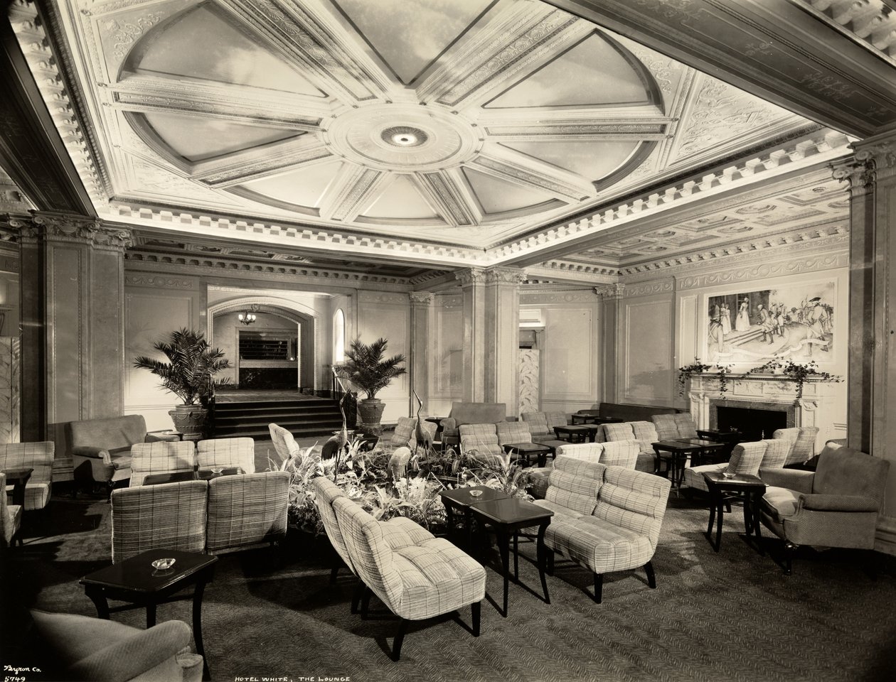 休息室位于酒店西南37号街和1937年纽约列克星敦大道西南（银色明胶印刷） 作者 拜伦公司