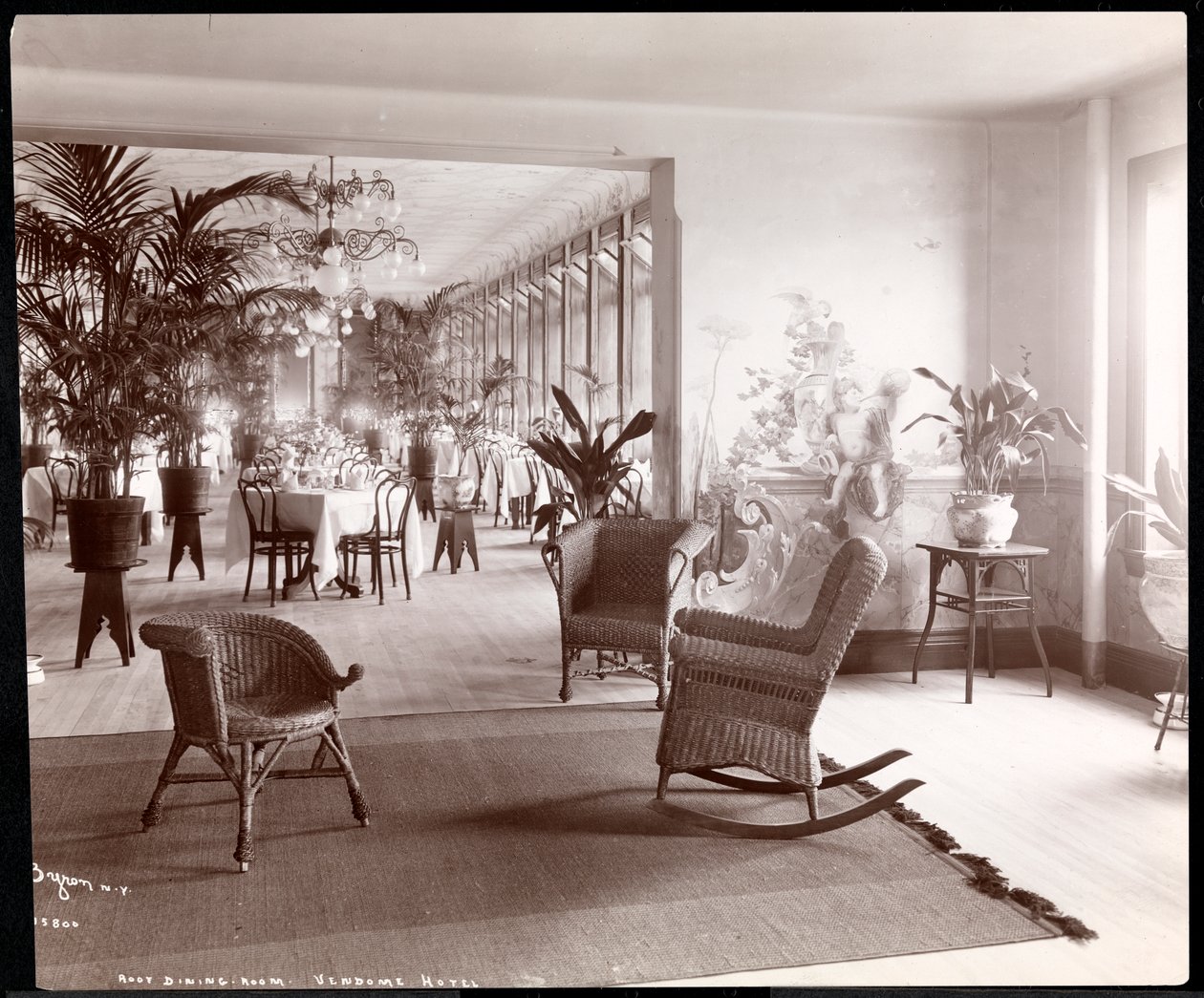 旺多姆酒店的屋顶餐厅，1903年（银色明胶印刷） 作者 拜伦公司