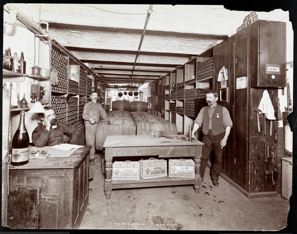 曼哈顿酒店的酒窖，1902年（银色明胶印刷） 作者 拜伦公司
