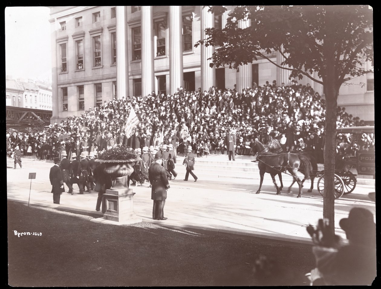 在布鲁克林警察游行，1897年（银色明胶打印）布鲁克林自治市镇大厅的台阶上人群的视图 作者 拜伦公司
