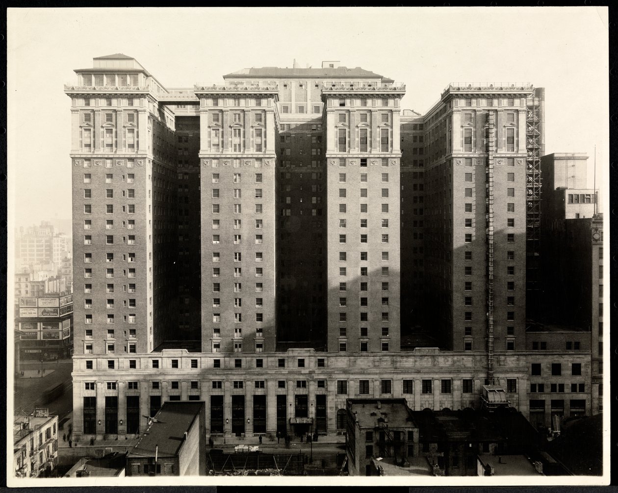 查看宾夕法尼亚州酒店，第7大道和第32街，纽约，1919年的南侧（银色明胶印刷） 作者 拜伦公司