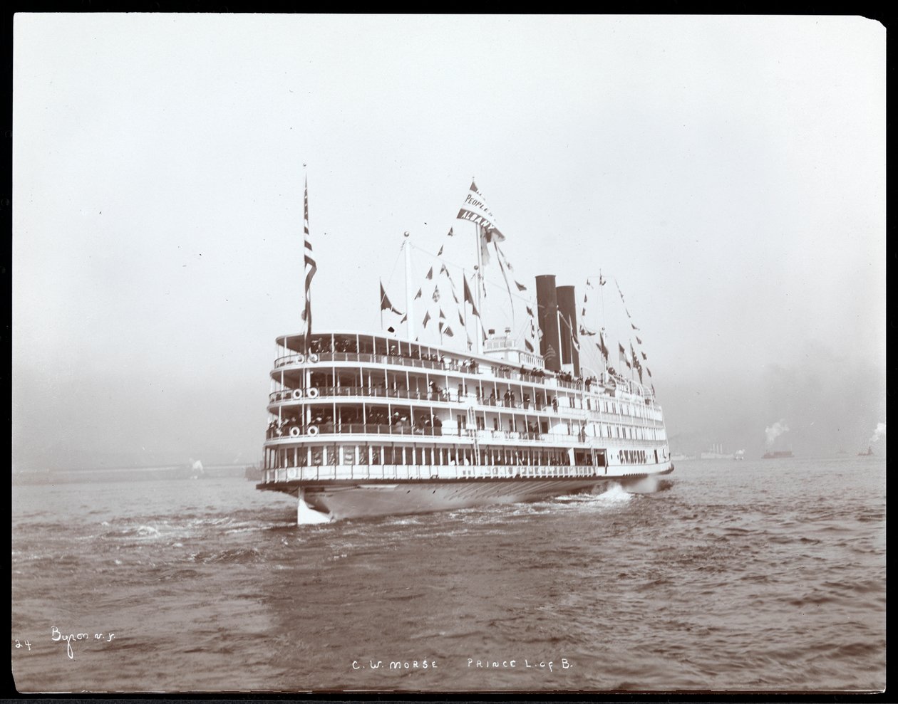 1905年巴特滕贝格王子路易斯访问时，可能是在西点附近的哈德逊河上看到的轮船CW Morse（银色明胶印刷品） 作者 拜伦公司