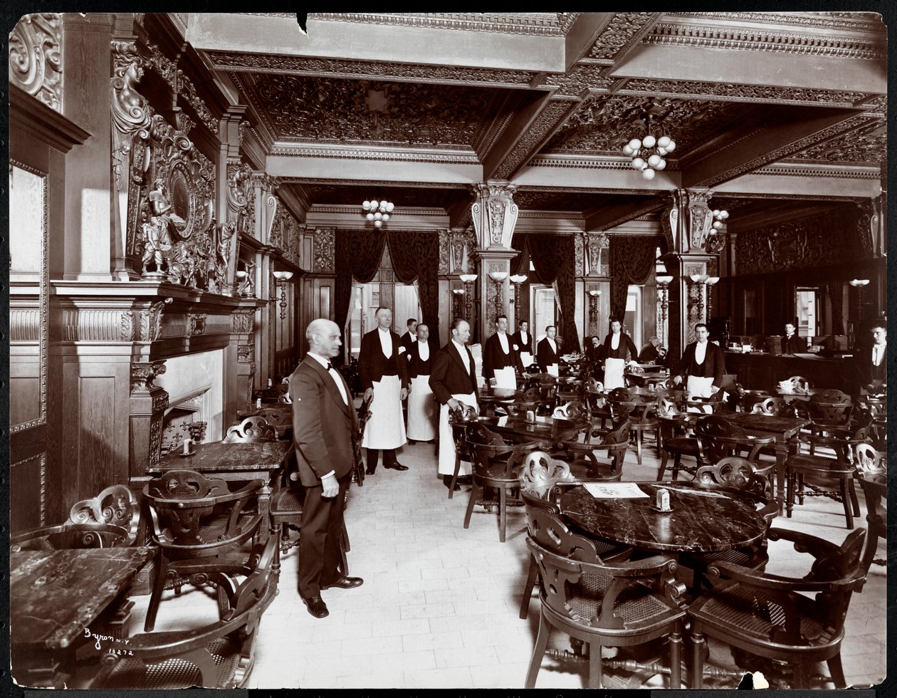 1902年Hotel Delmonico咖啡馆的服务员（银色明胶印刷） 作者 拜伦公司