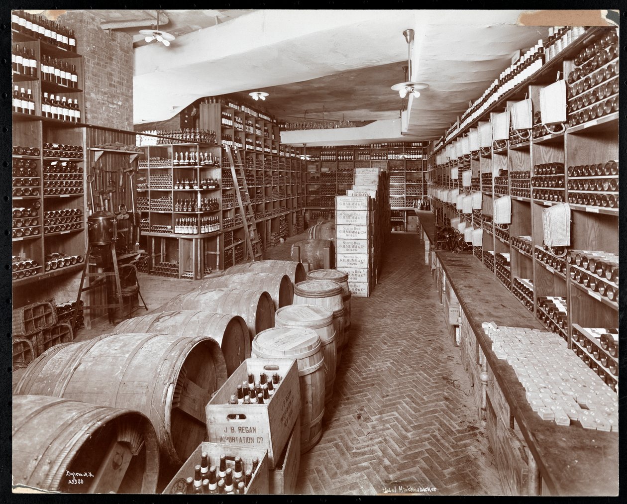 Hotel Knickerbocker酒窖，1906年（银色明胶印刷） 作者 拜伦公司