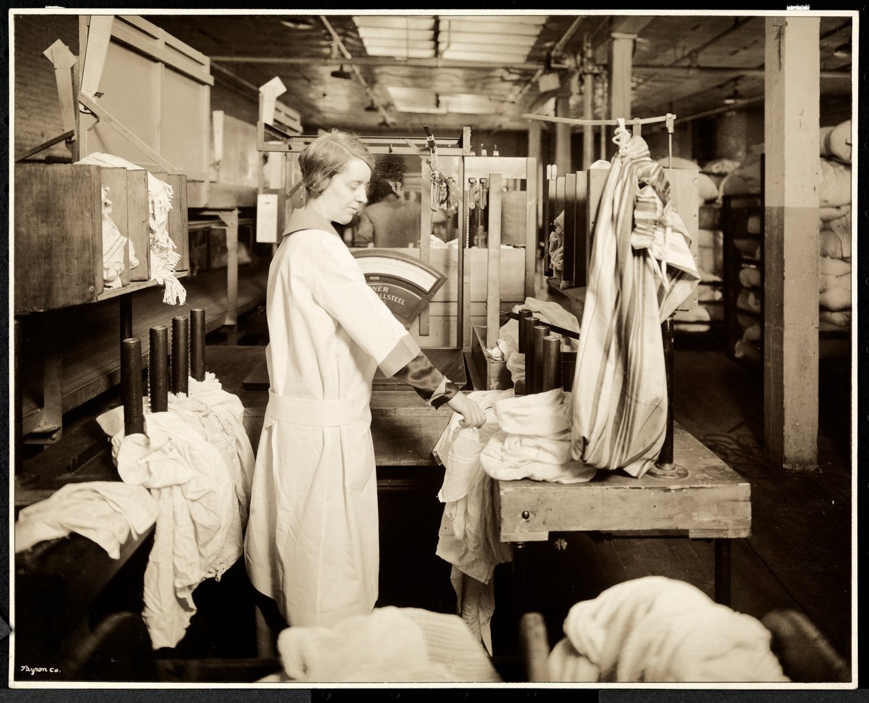 女性在1928年纽约东哈莱姆市第118街118号Carolyn洗衣店标记洗衣袋（银色明胶印刷） 作者 拜伦公司