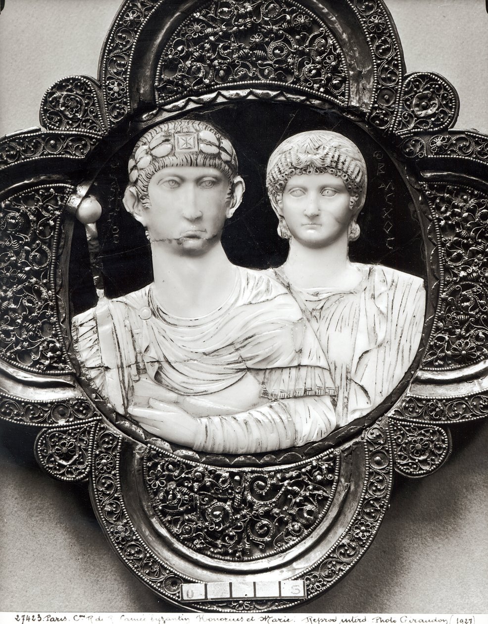 Cameo描绘了Honorius皇帝（395-423）和他的妻子Maria（象牙和金属）（另见189591） 作者 拜占庭