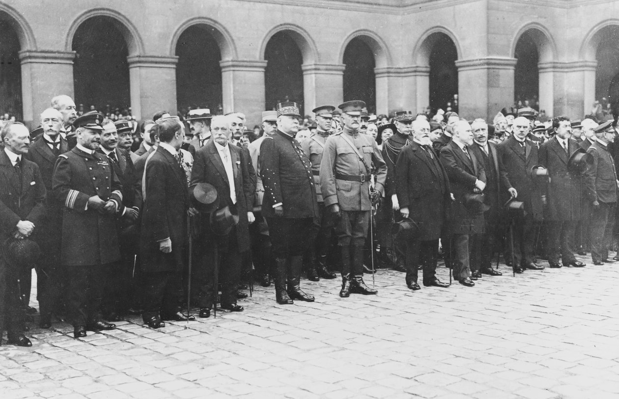 Joffre元帅，潘兴将军和庞加莱总统于1917年7月4日在巴黎荣军院迎来第一支美国军队抵达法国 作者 C.丘索·弗拉维恩斯
