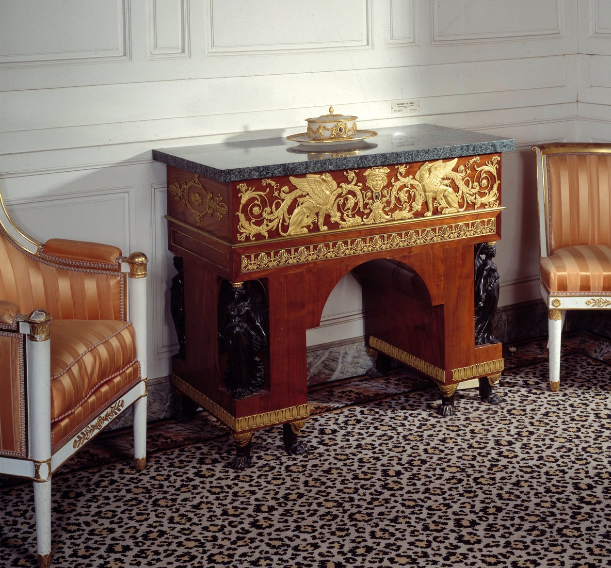 Furniture Premier Empire：印象深刻的 Josephine de Beauharnais (1763-1814) 的办公室，由 Jacob 兄弟（19 世纪）根据 Charles Percier 和 Pierre Fontaine 的画作设计。 1800 凡尔赛宫，大特里亚农宫 作者 C. 和 Fontaine P. Percier
