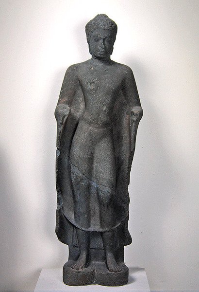 来自Vat Romlok，Angkor Borei（砂岩）的佛 作者 柬埔寨学派