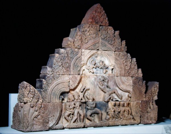 来自柬埔寨Banteay Srei的gopura基座，c.967（砂岩） 作者 柬埔寨学派
