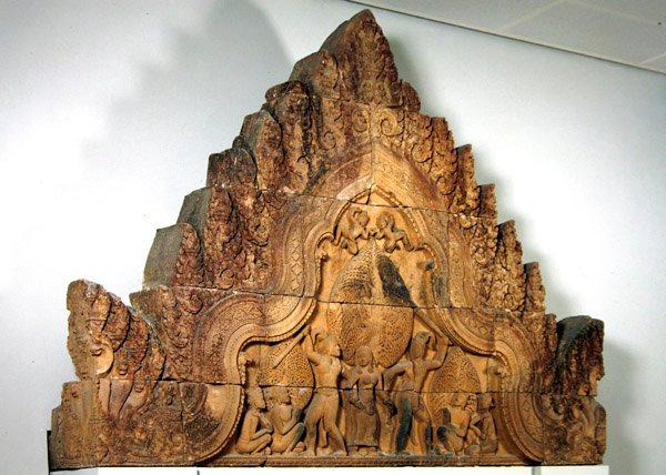 来自柬埔寨Banteay Srei的gopura基座，c.967（粉红色砂岩） 作者 柬埔寨学派