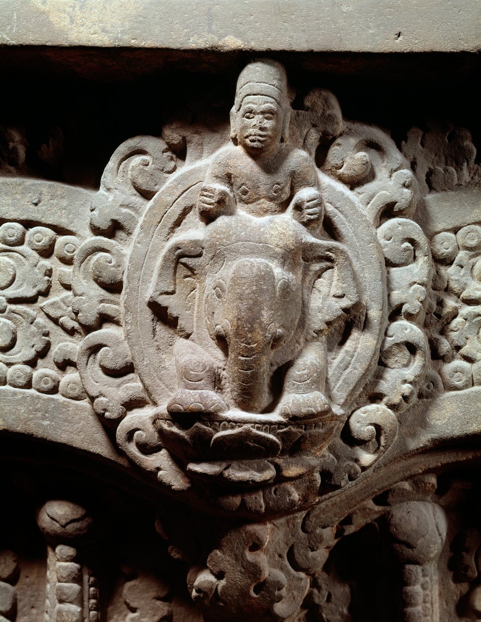 高棉艺术。"中央的因陀罗神在Airavana和Marut，风暴和风之神" Sambor Prei Kuk（600-650）风格的石质门楣。 来自柬埔寨。巴黎，吉美博物馆，国家亚洲艺术博物馆 作者 柬埔寨语