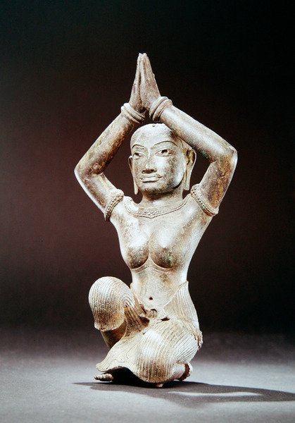 跪女，十一世纪下半叶（青铜，镶嵌银和金的痕迹） 作者 柬埔寨语