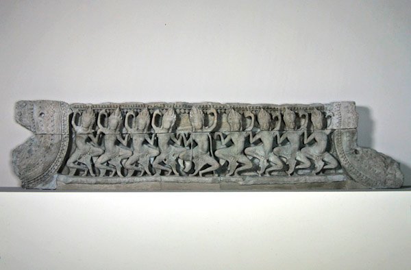 从吴哥城（Angkor Thom）的巴戎（Bayon），山饰显示九种跳舞芦笋，于12世纪晚期至13世纪初（砂岩） 作者 柬埔寨语柬埔寨语