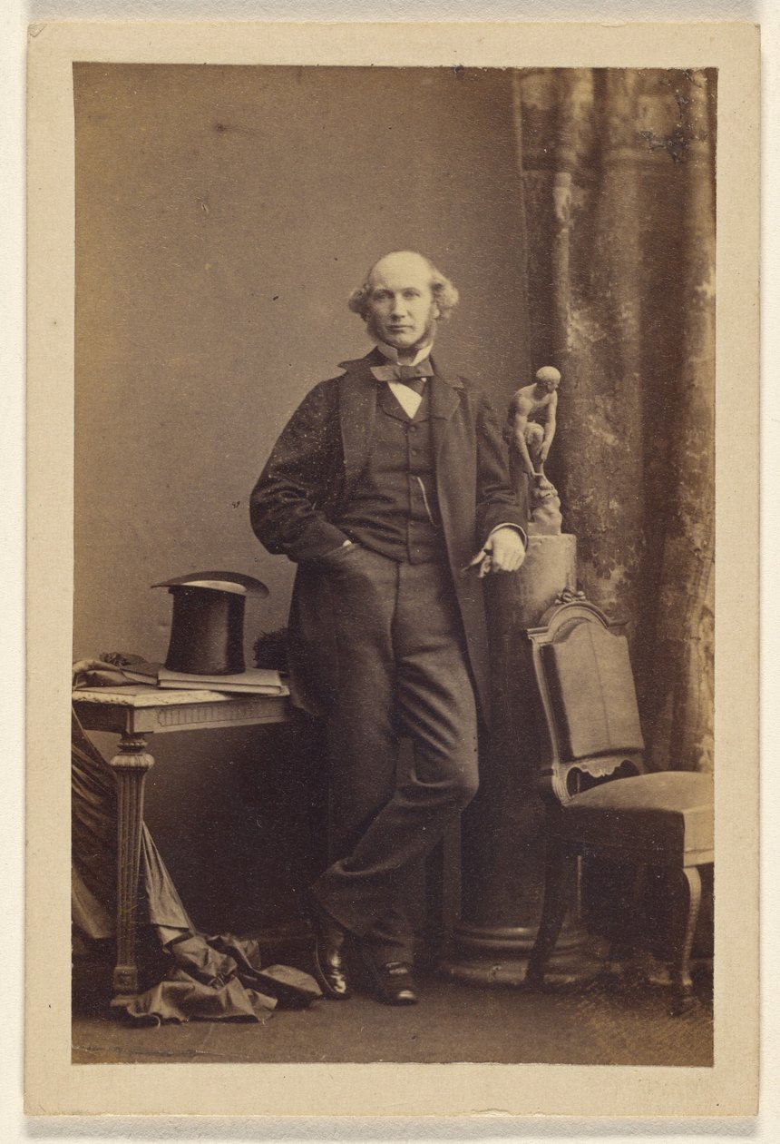 [不明身份男子站立，高帽放在桌上] 作者 卡米尔·西尔维（Camille Silvy）